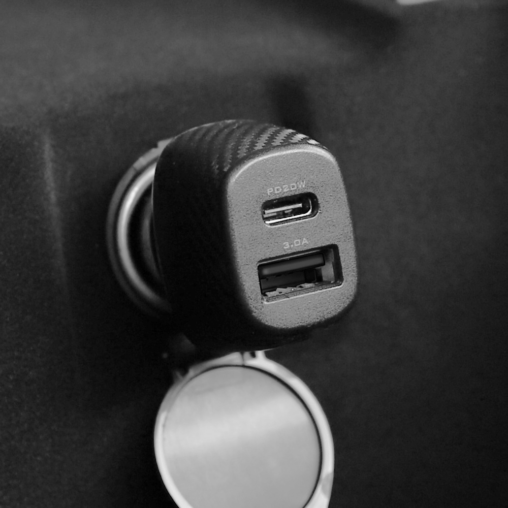 USB Type-Aポート×１とUSB Type-Cポート×１を搭載した車載充電器