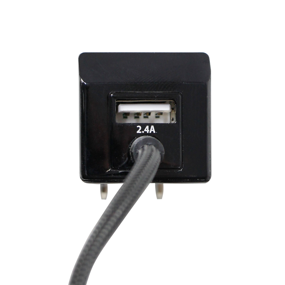 USBポートがコンセントプラグ部分について2台同時に充電できる便利なAC充電器