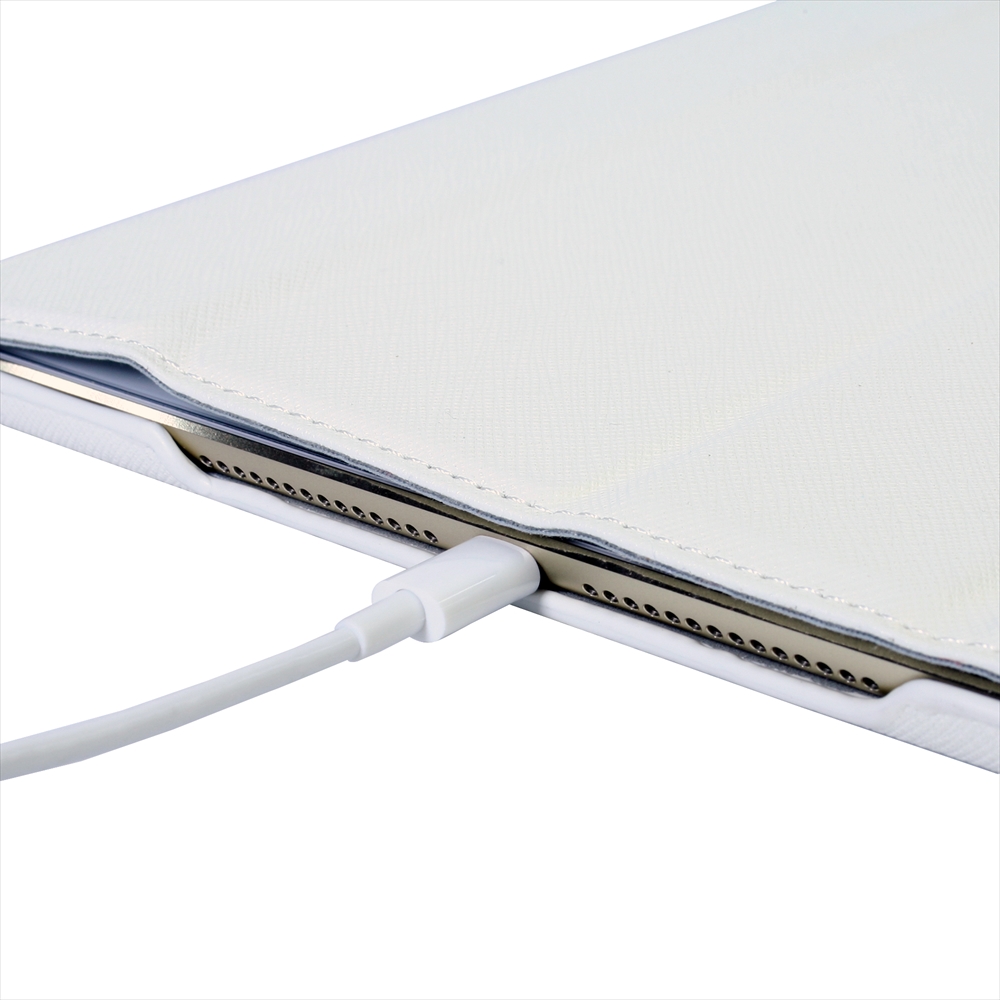 iPad air ２用ケースを装着したままでも充電ケーブルが使用可能