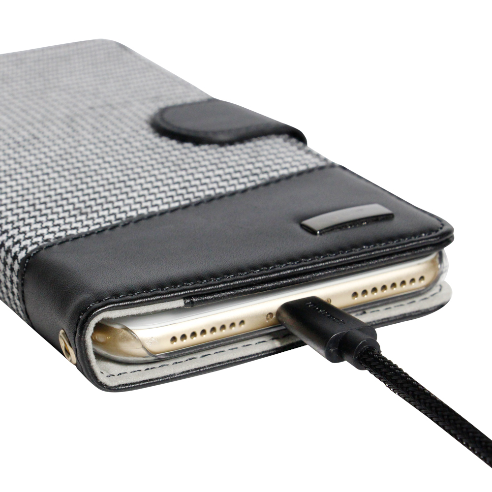 手帳型ケースを装着していてもそのまま充電ができ、持ち運びやすいiPhoneケース